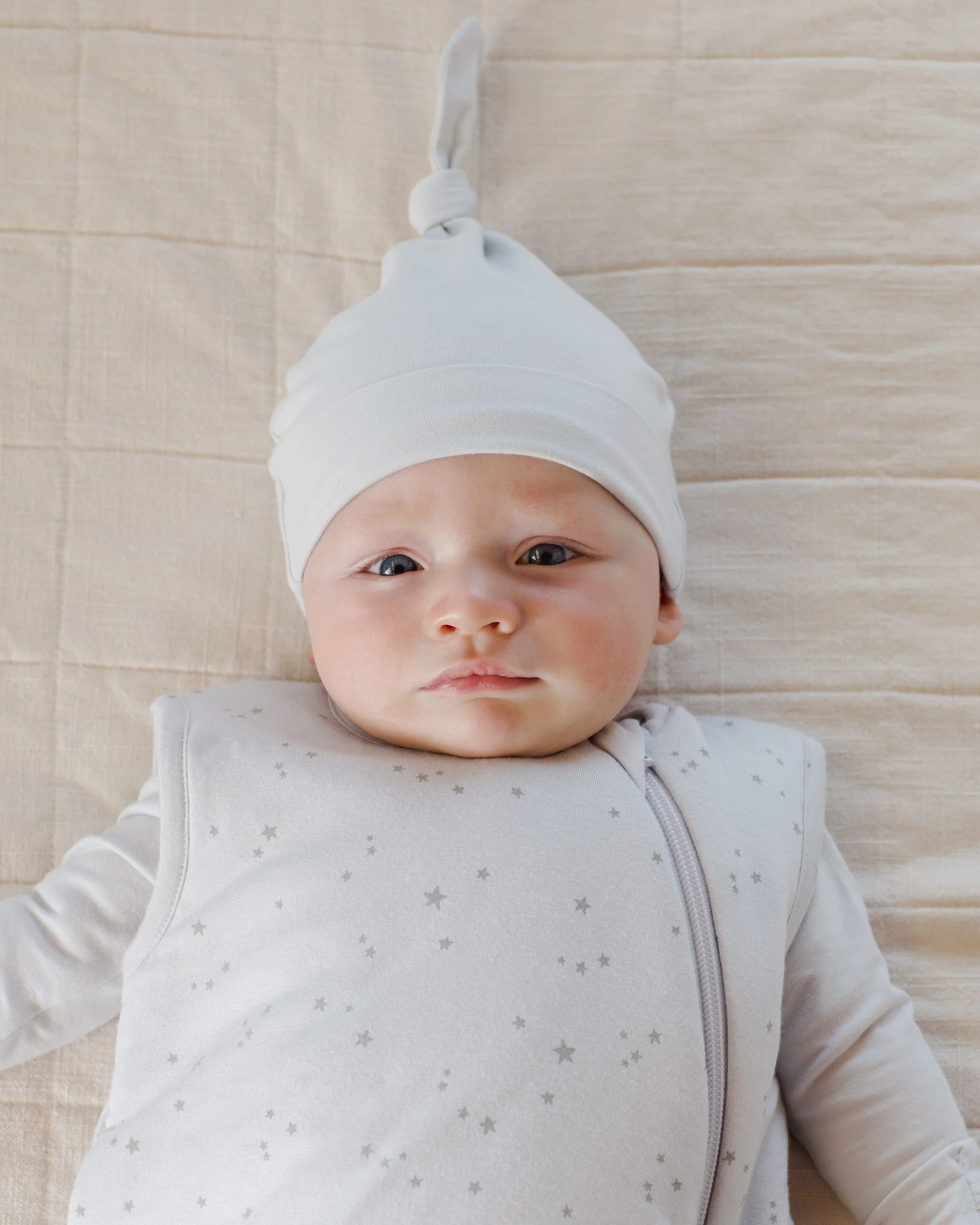 Knotted Baby Hat || Fog - Image 4